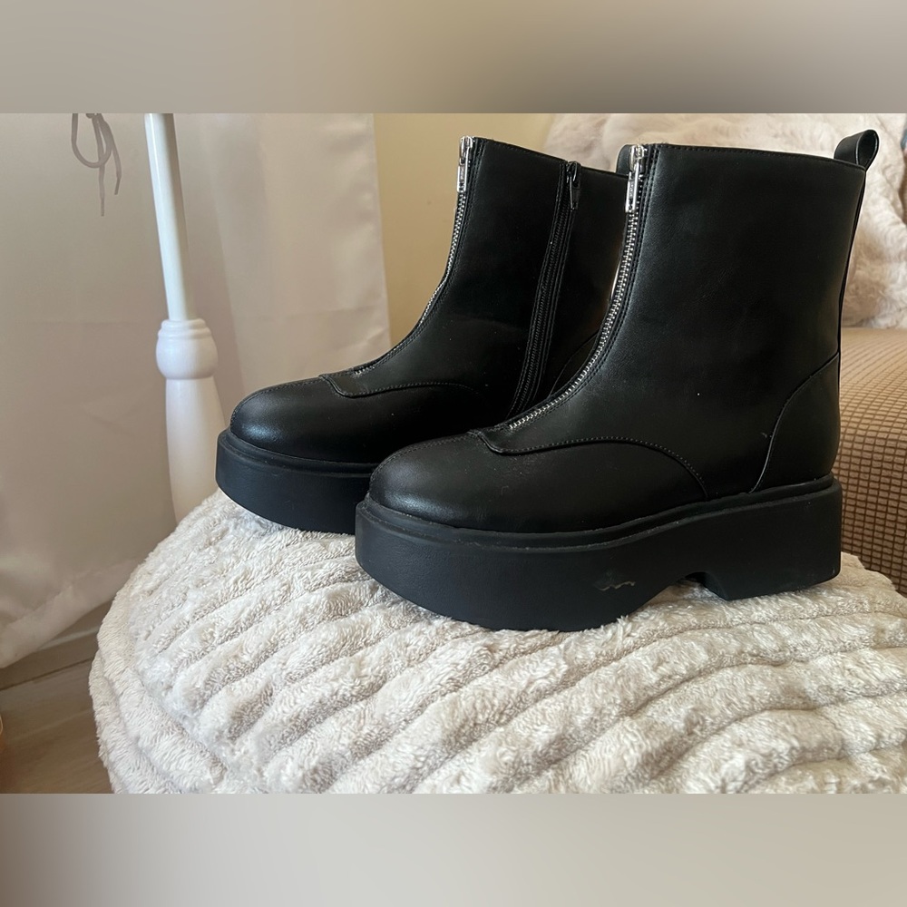 Combat boots